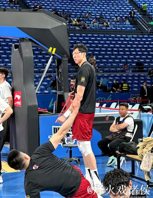 周琦半场出战12分钟，投篮4中3得到6分6篮板1助攻1抢断